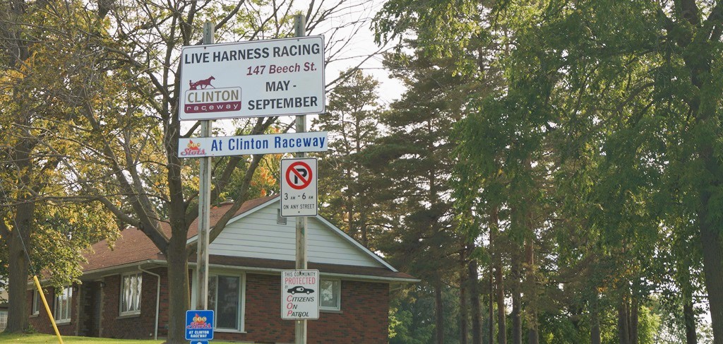 Live Harness Racing Sign
